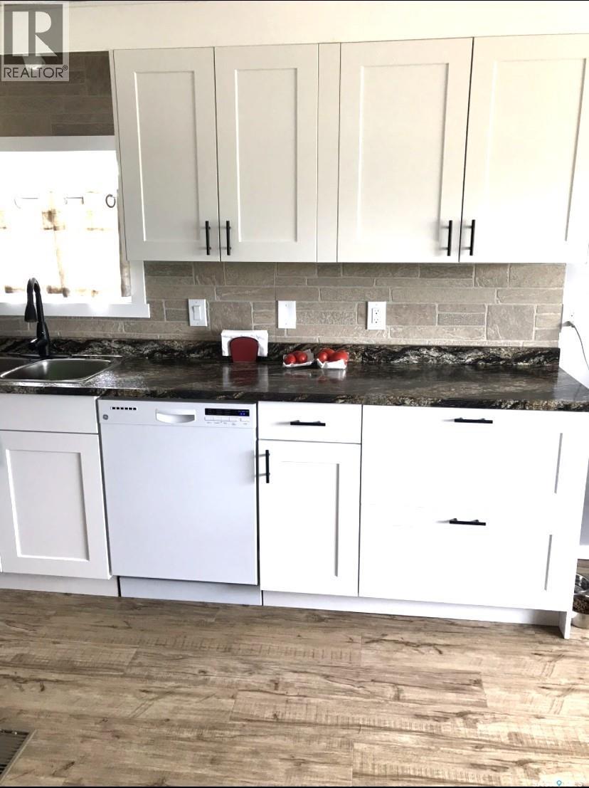 Photo 1 of 11 401 Railway Avenue E, Vanscoy SK