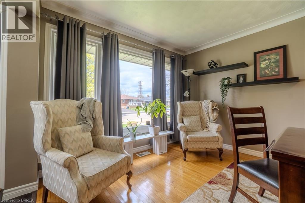 Photo 32 of 43 Linden Avenue, Brantford ON