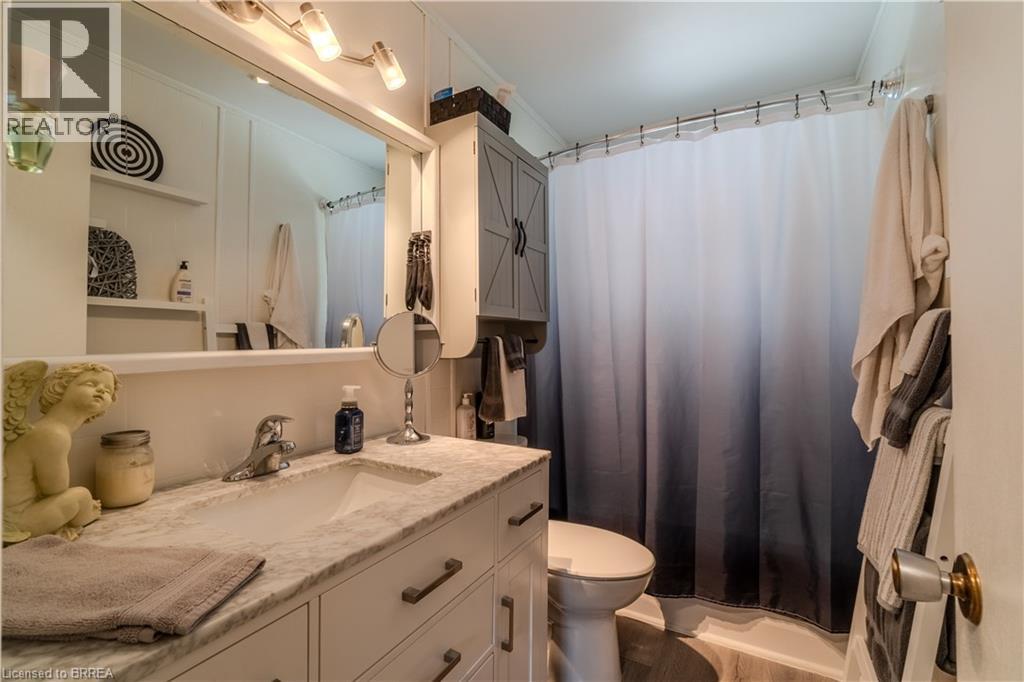 Photo 24 of 43 Linden Avenue, Brantford ON