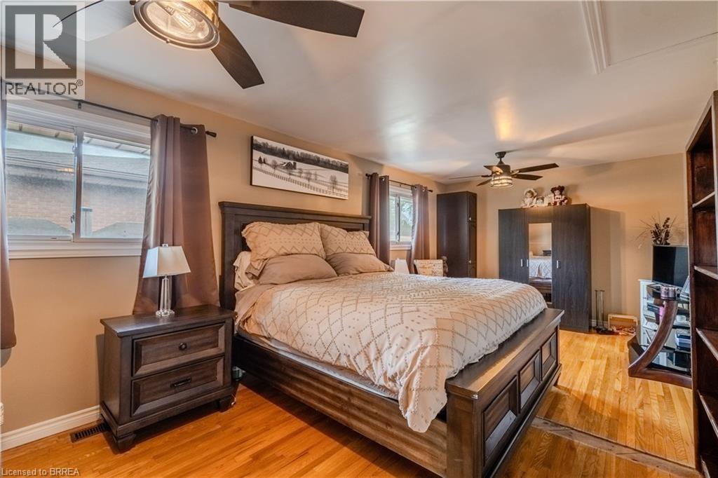 Photo 31 of 43 Linden Avenue, Brantford ON