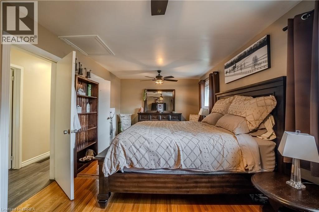 Photo 35 of 43 Linden Avenue, Brantford ON