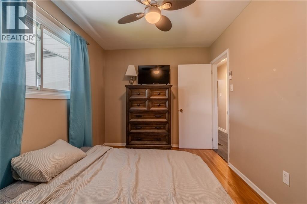 Photo 23 of 43 Linden Avenue, Brantford ON