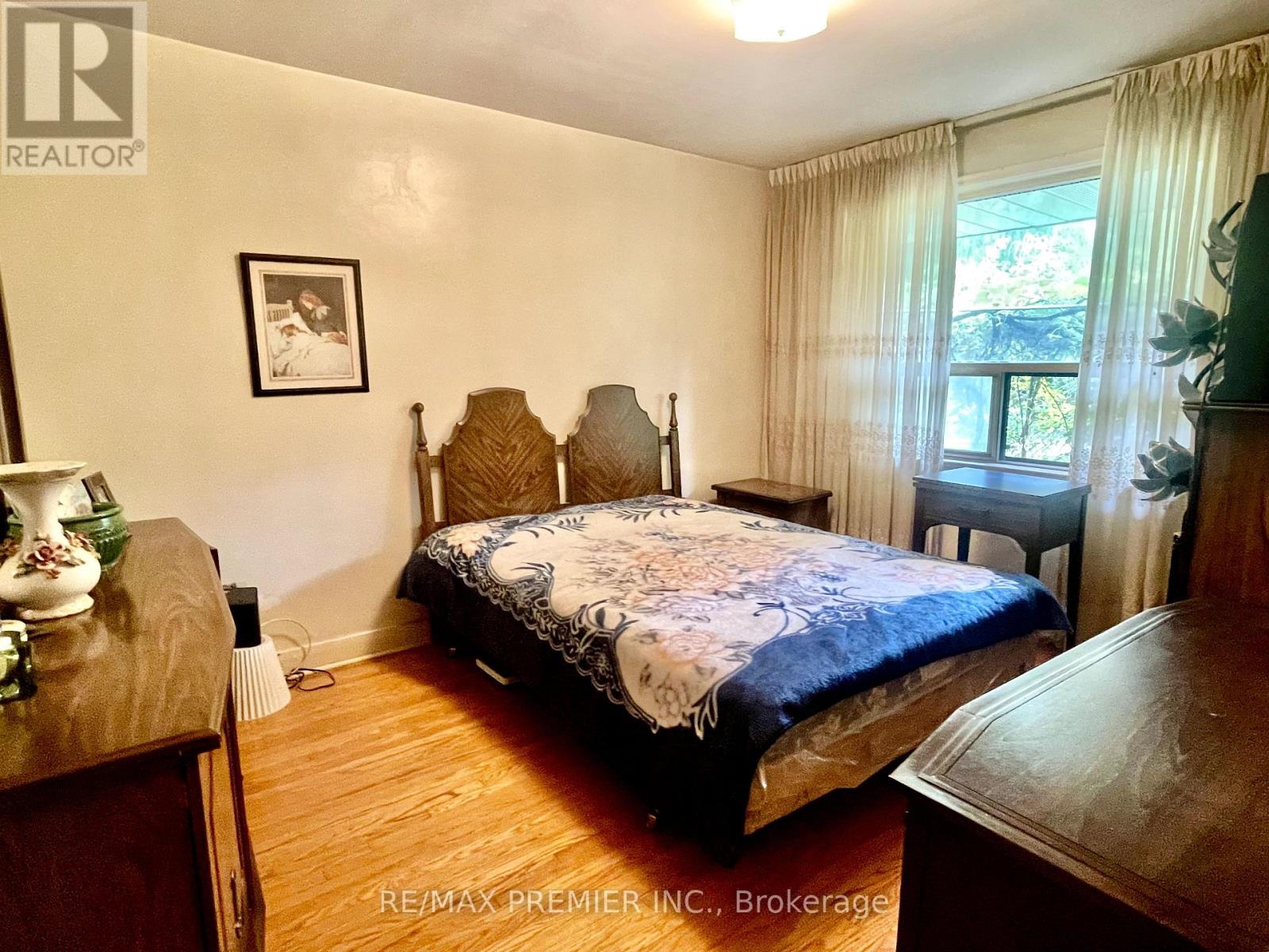 Photo 10 of 1041 Willowdale Avenue, Toronto ON