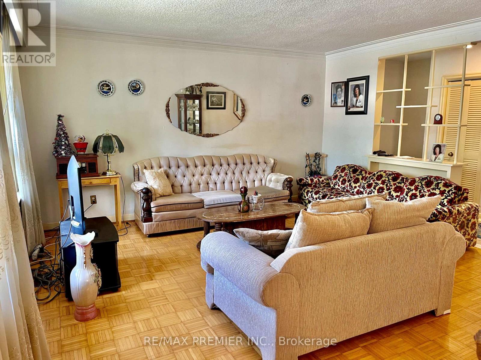 Photo 11 of 1041 Willowdale Avenue, Toronto ON