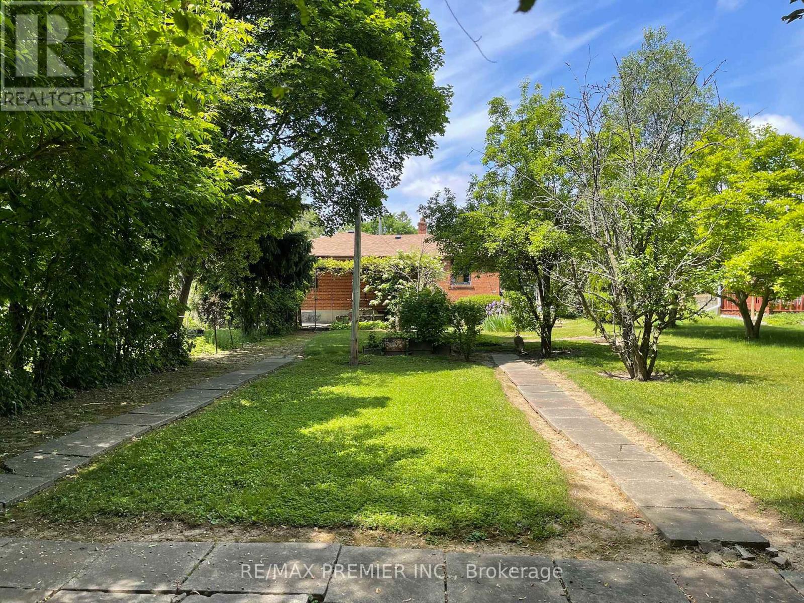Photo 2 of 1041 Willowdale Avenue, Toronto ON