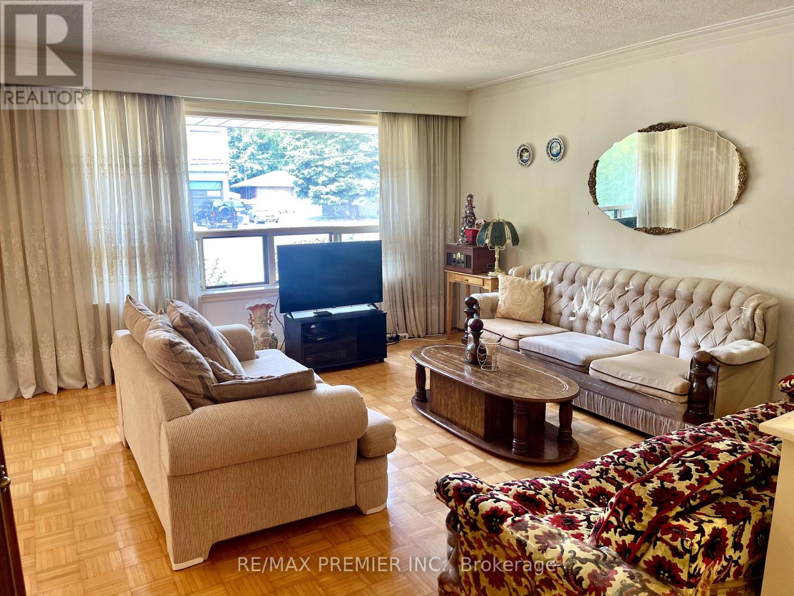Photo 4 of 1041 Willowdale Avenue, Toronto ON