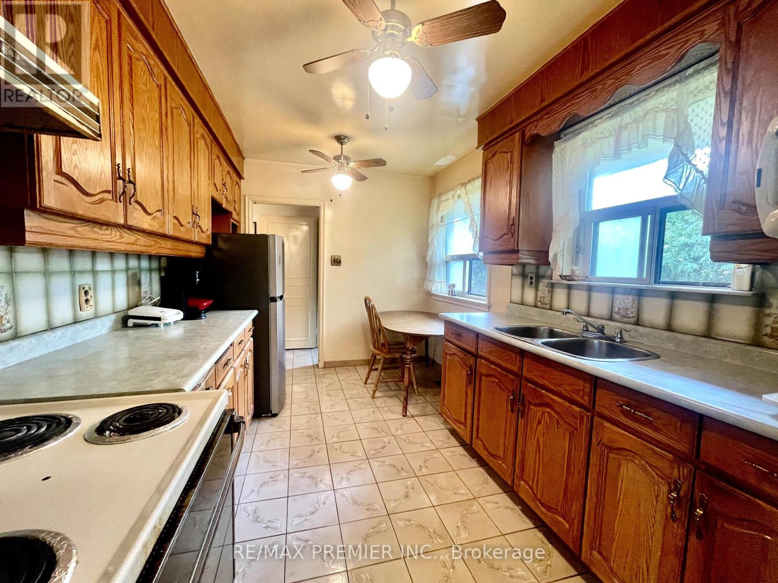 Photo 7 of 1041 Willowdale Avenue, Toronto ON