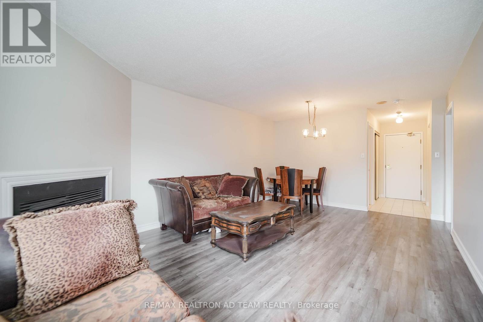 Photo 13 of 409 189 Lake Driveway W, Ajax ON