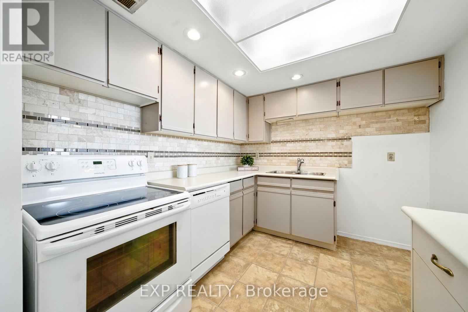 Photo 11 of 1014 10 Dean Park Road, Toronto ON