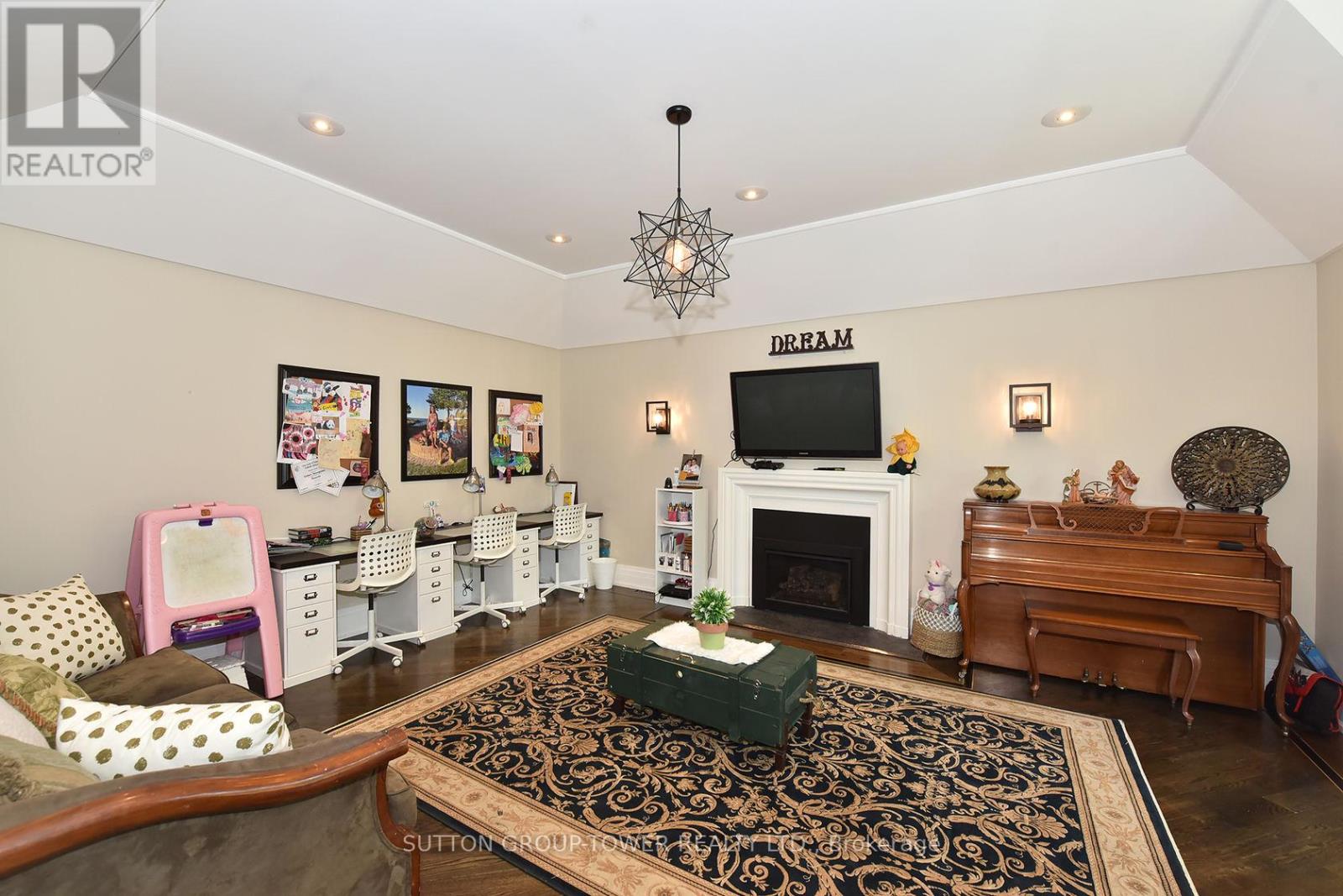 Photo 9 of 71 Delia Place, Vaughan ON