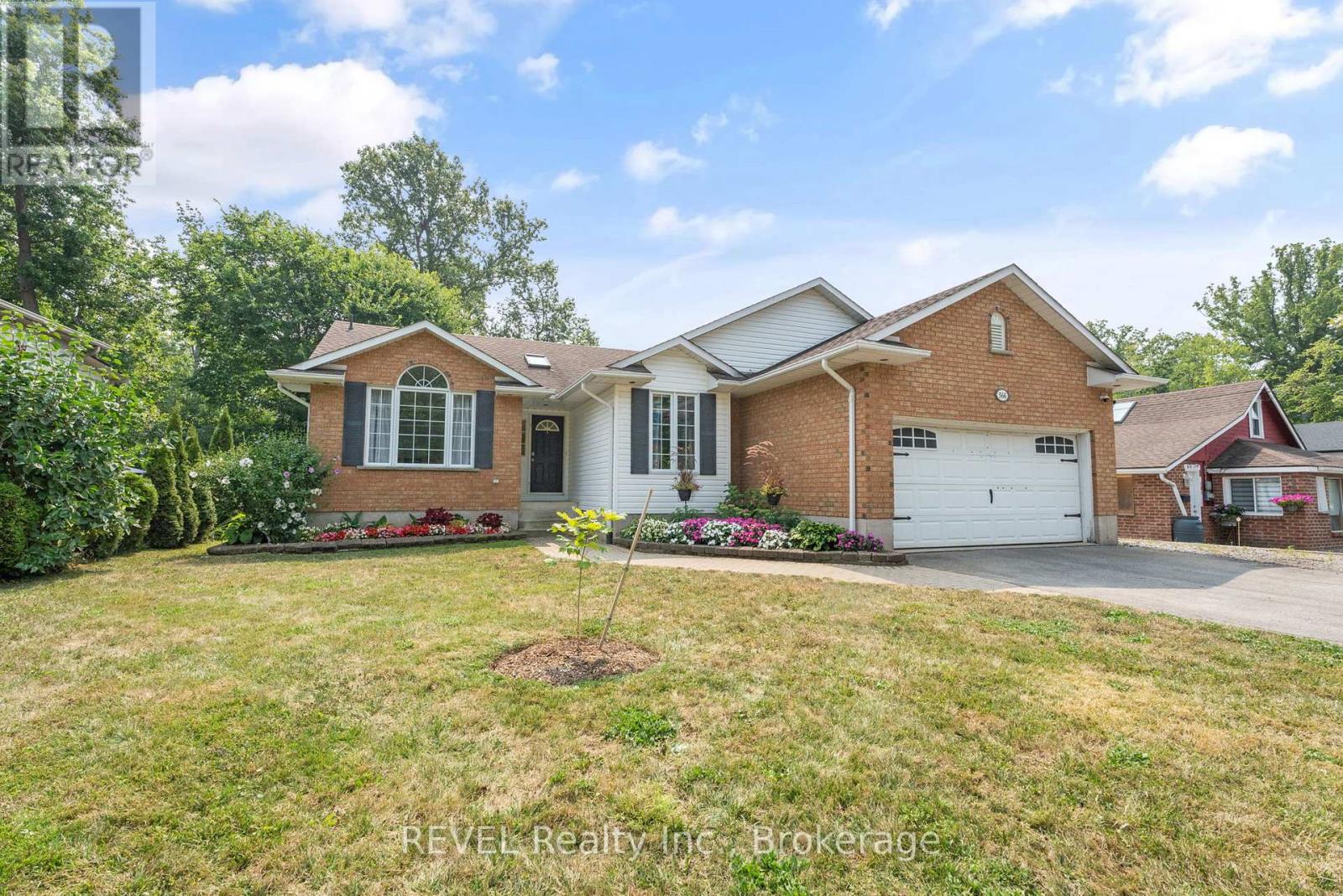Photo 1 of 566 Albany Street, Fort Erie ON