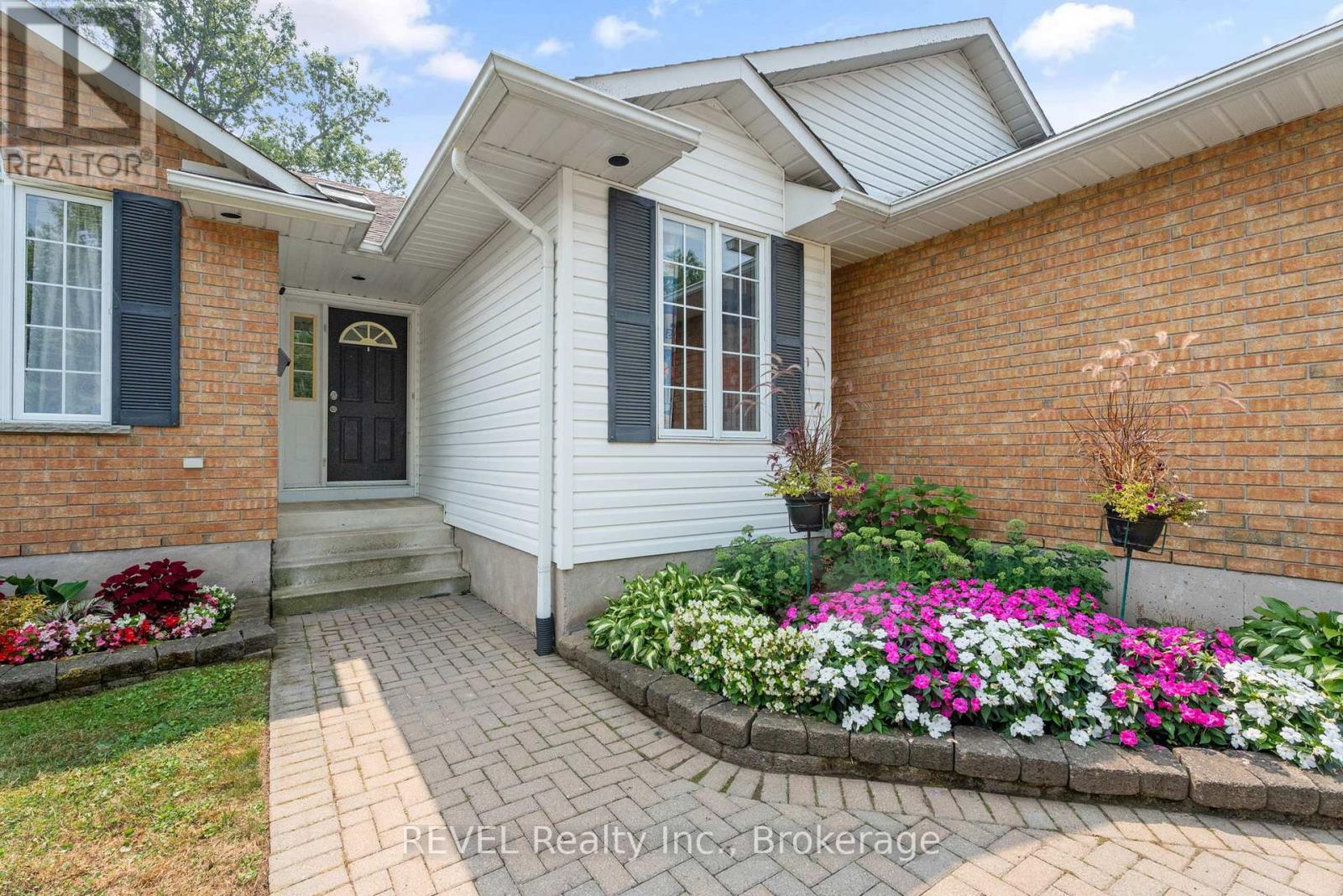 Photo 3 of 566 Albany Street, Fort Erie ON