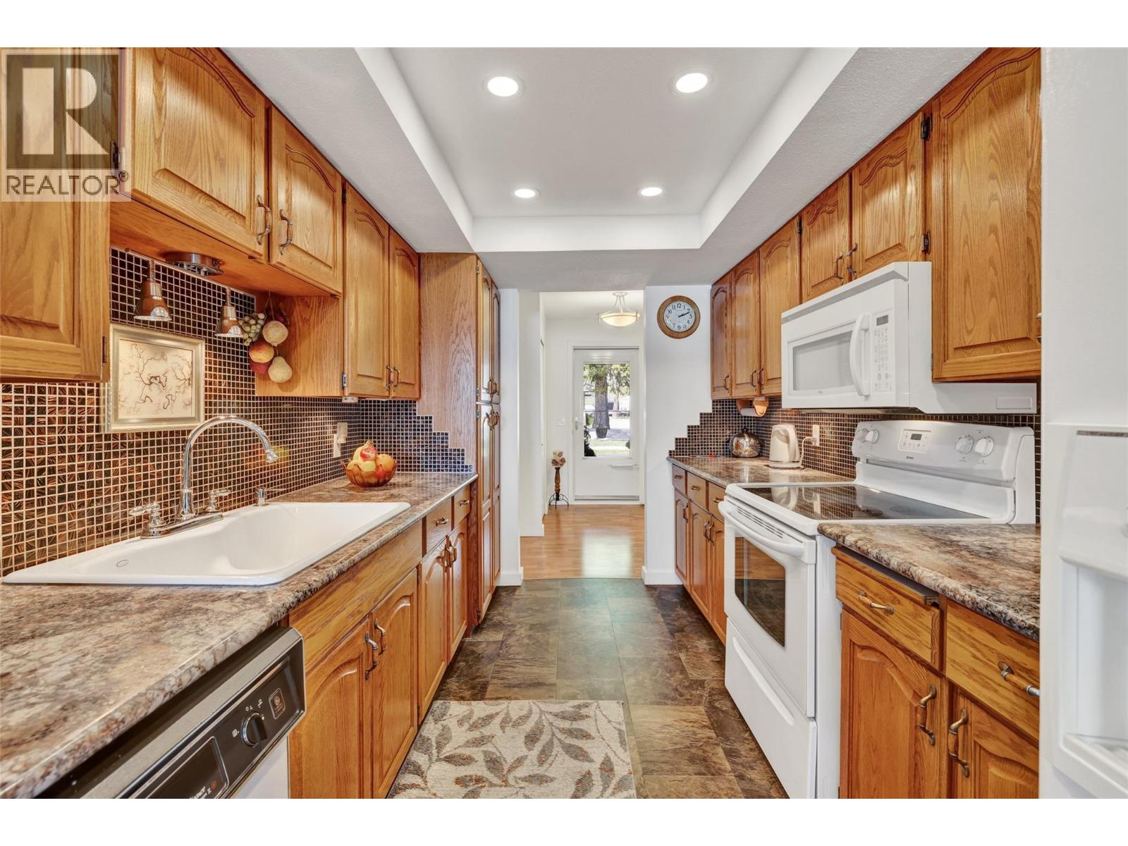 104 4340A Beach Avenue, Peachland
