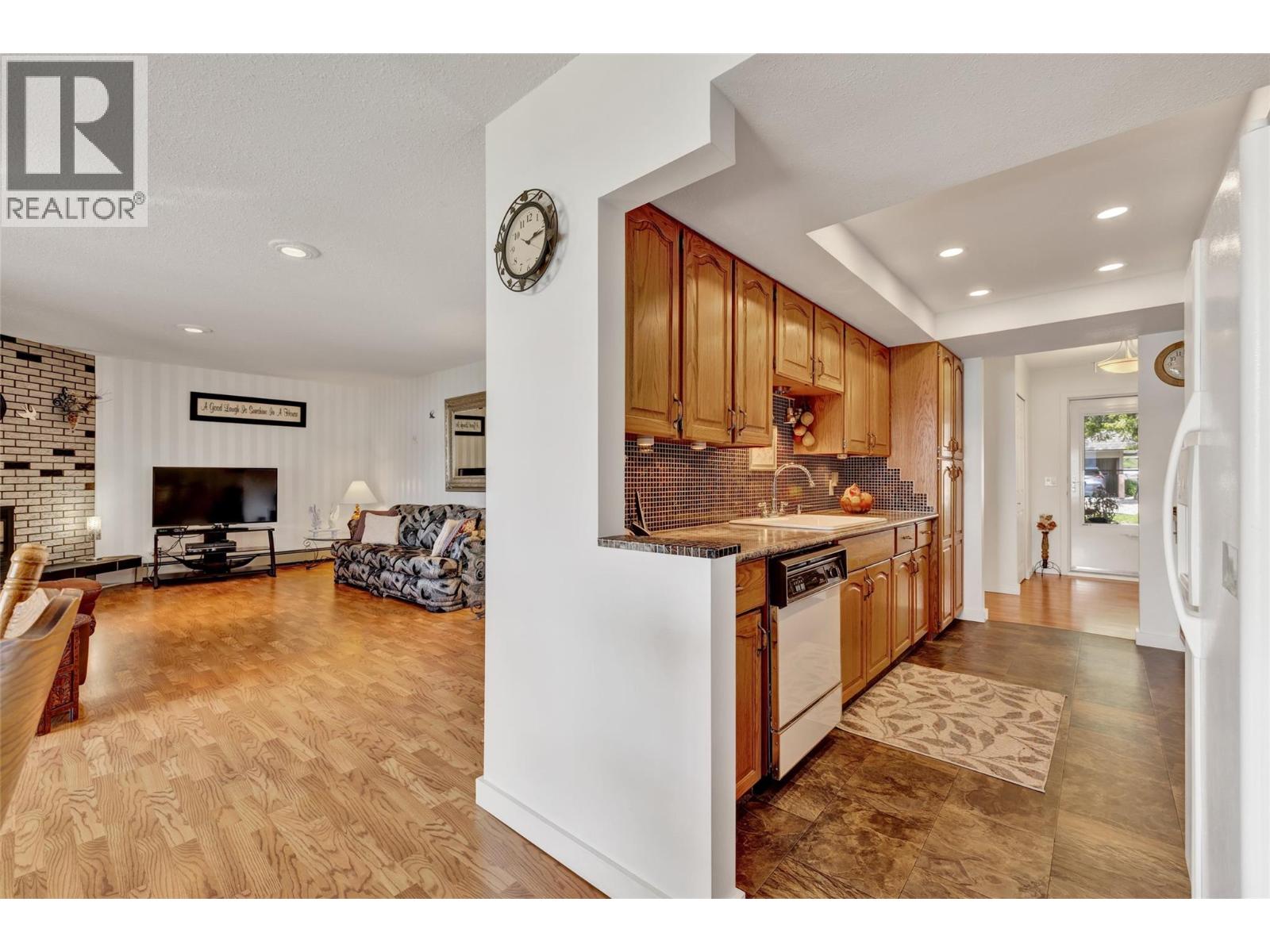 104 4340A Beach Avenue, Peachland
