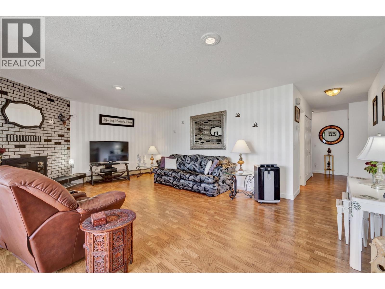 104 4340A Beach Avenue, Peachland