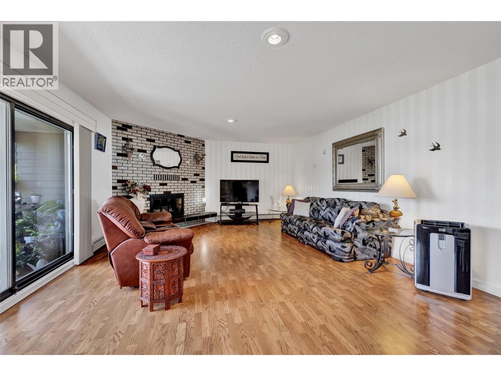 104 4340A Beach Avenue, Peachland