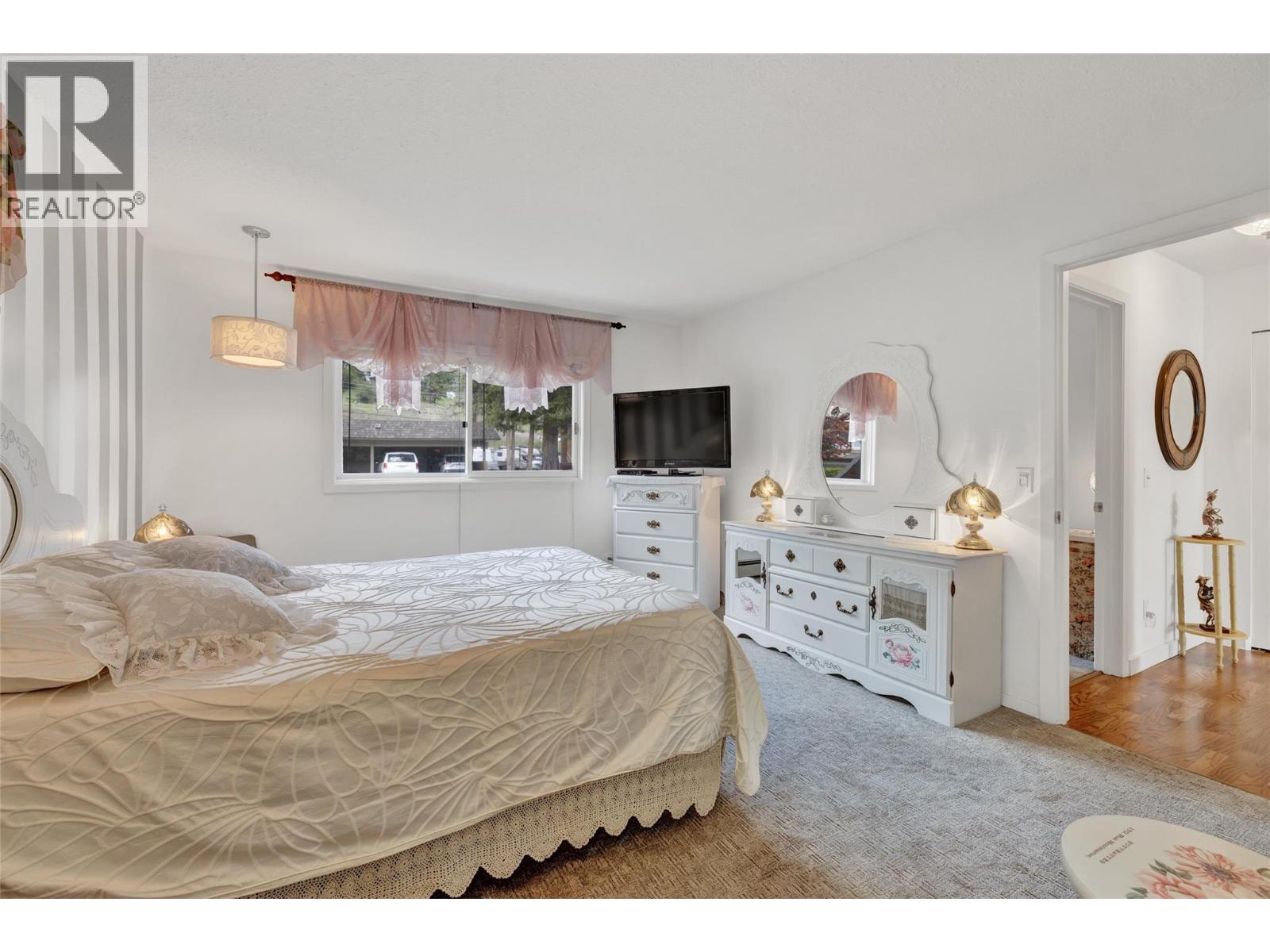 104 4340A Beach Avenue, Peachland