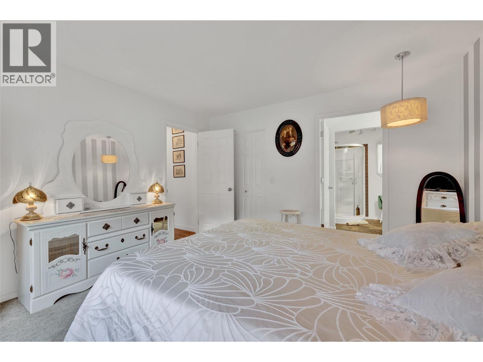 104 4340A Beach Avenue, Peachland
