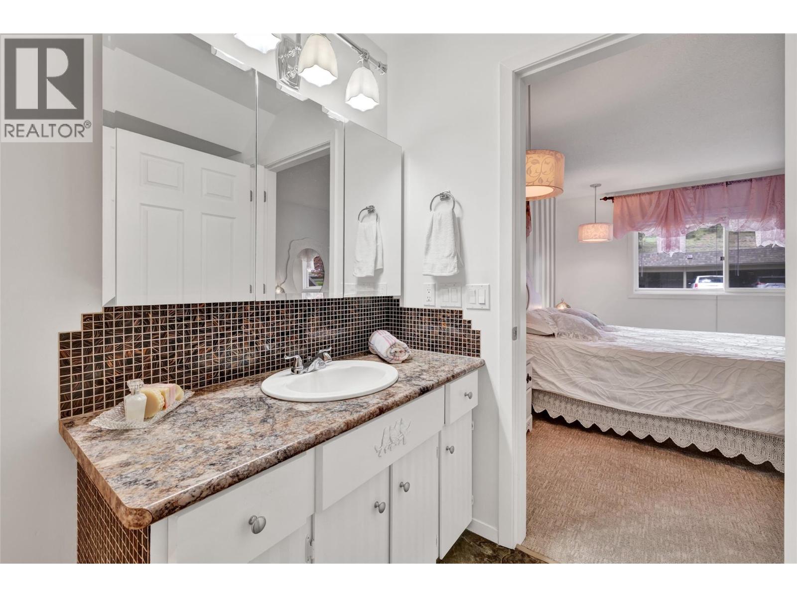 104 4340A Beach Avenue, Peachland