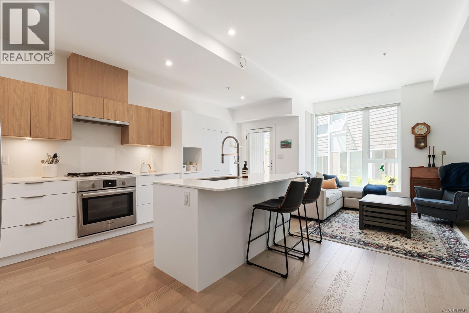 Photo 2 of 103 1720 Fairfield Rd, Victoria BC