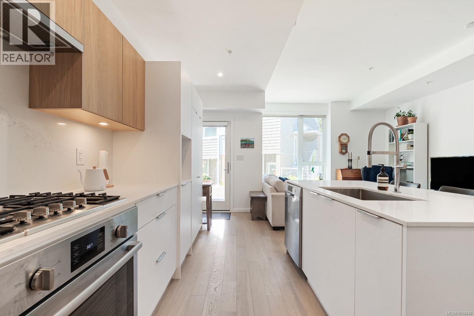 Photo 4 of 103 1720 Fairfield Rd, Victoria BC