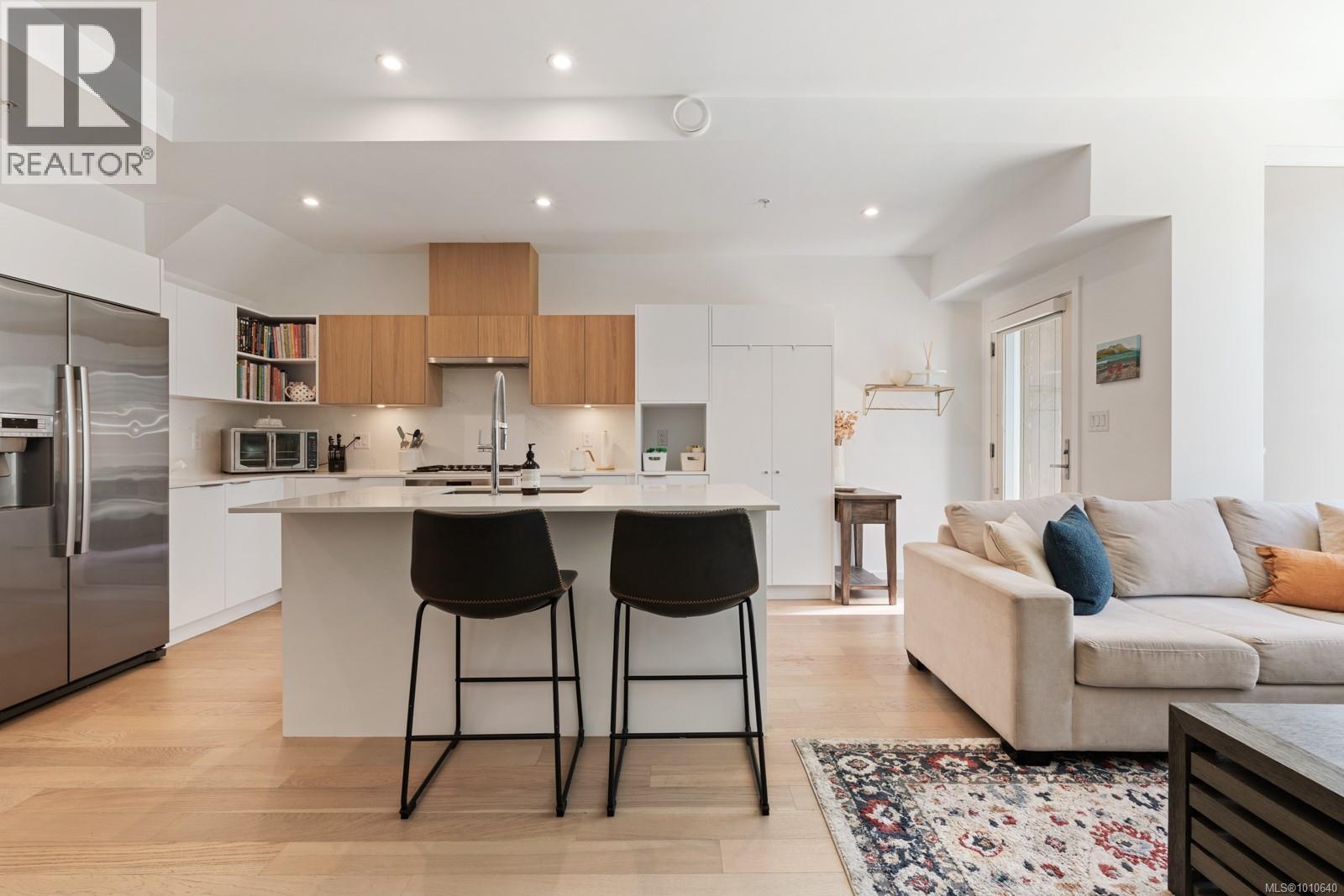Photo 6 of 103 1720 Fairfield Rd, Victoria BC