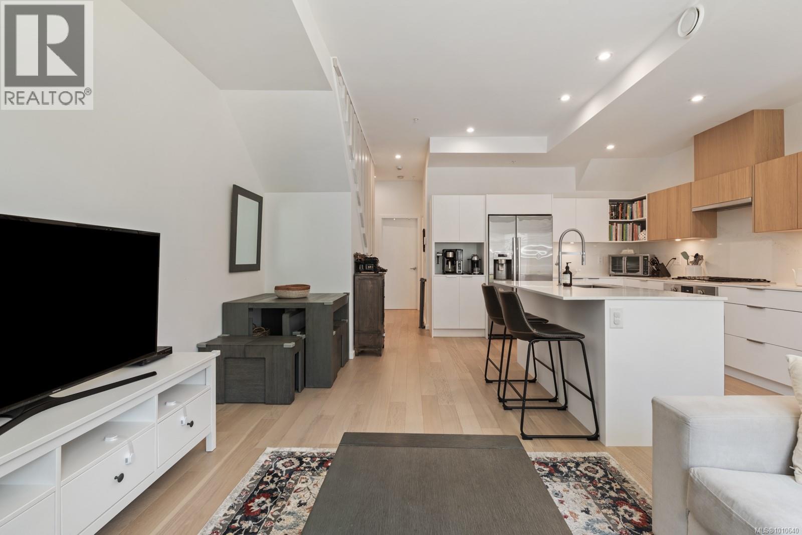 Photo 10 of 103 1720 Fairfield Rd, Victoria BC