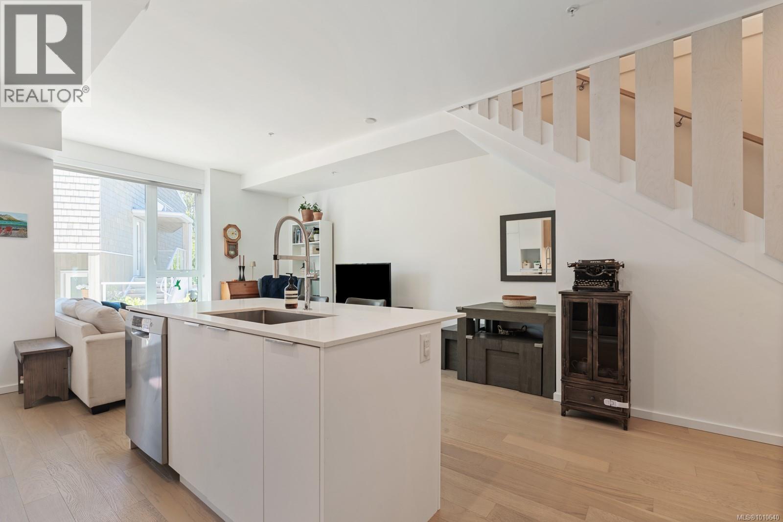 Photo 5 of 103 1720 Fairfield Rd, Victoria BC
