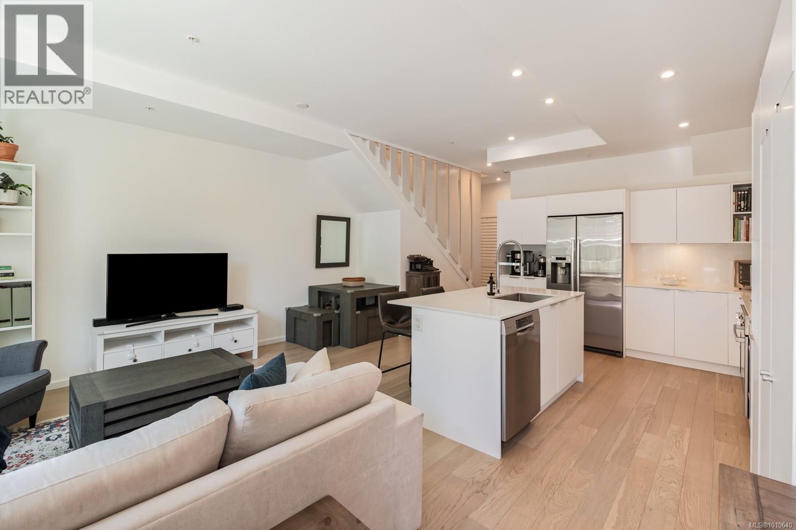 Photo 8 of 103 1720 Fairfield Rd, Victoria BC