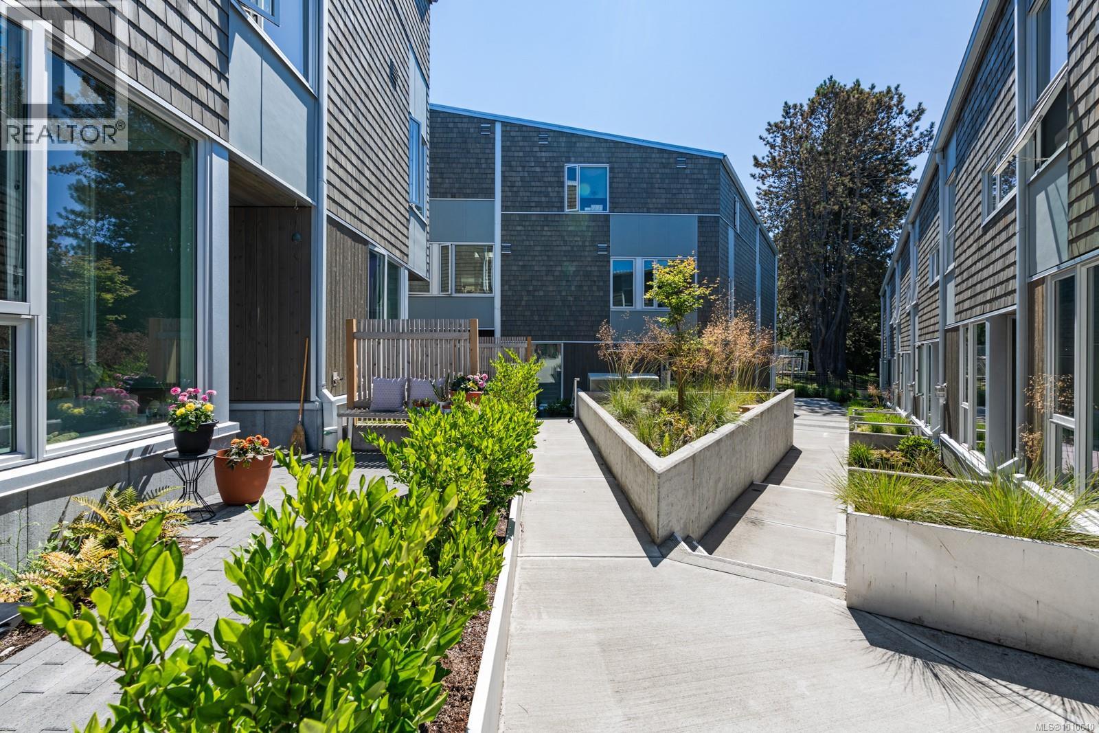 Photo 26 of 103 1720 Fairfield Rd, Victoria BC