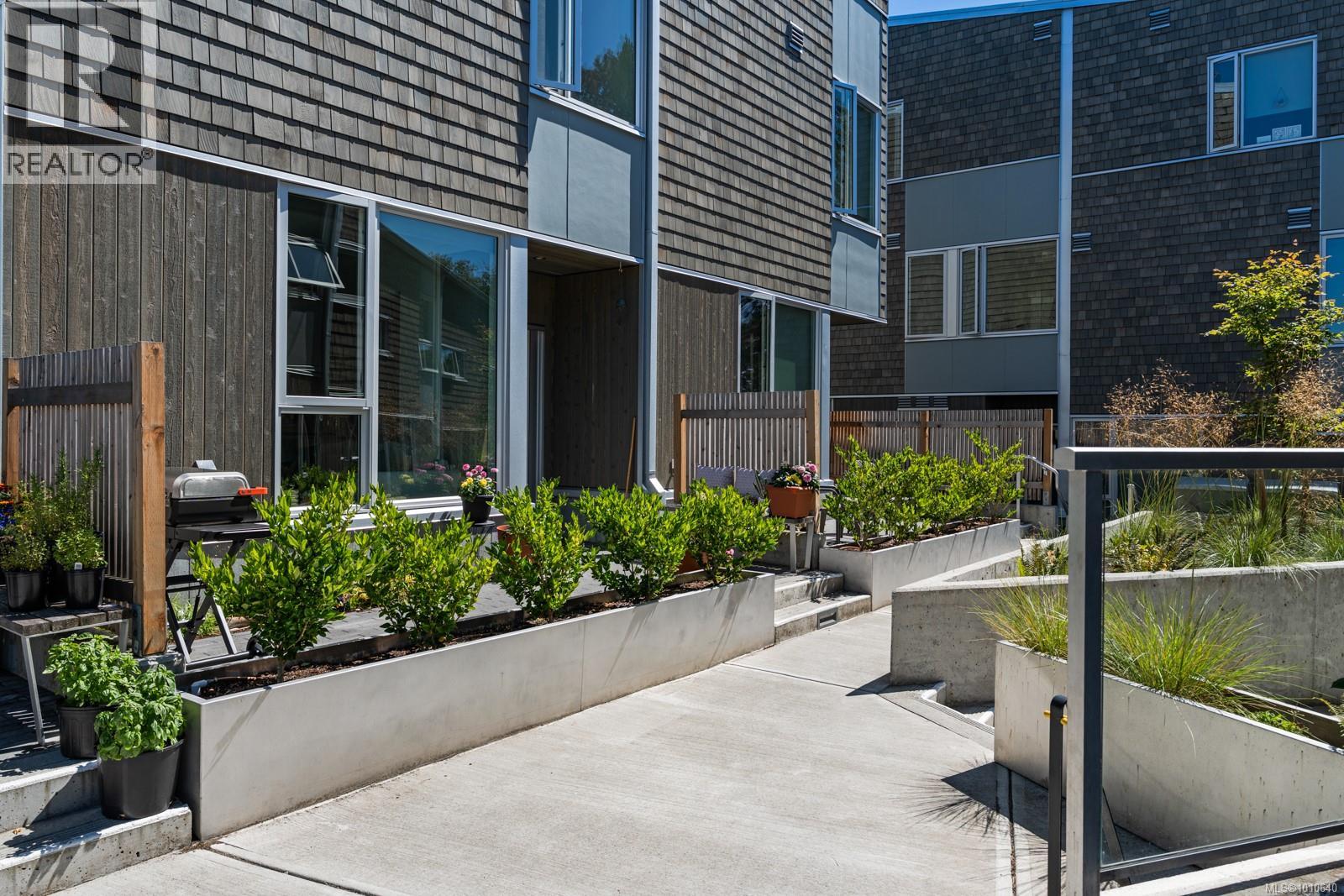 Photo 25 of 103 1720 Fairfield Rd, Victoria BC