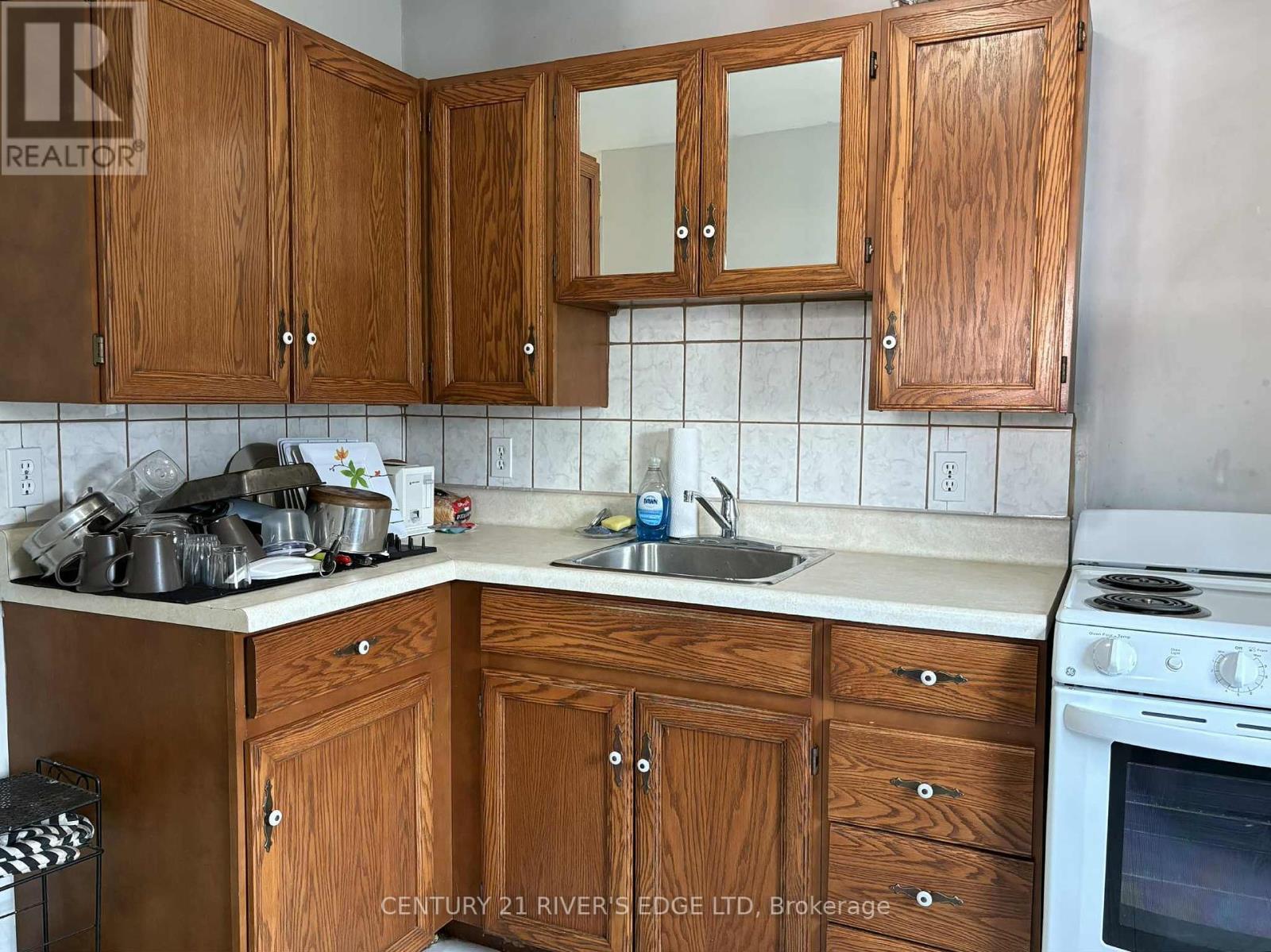 Photo 4 of 28 32 Perth Street, Brockville ON