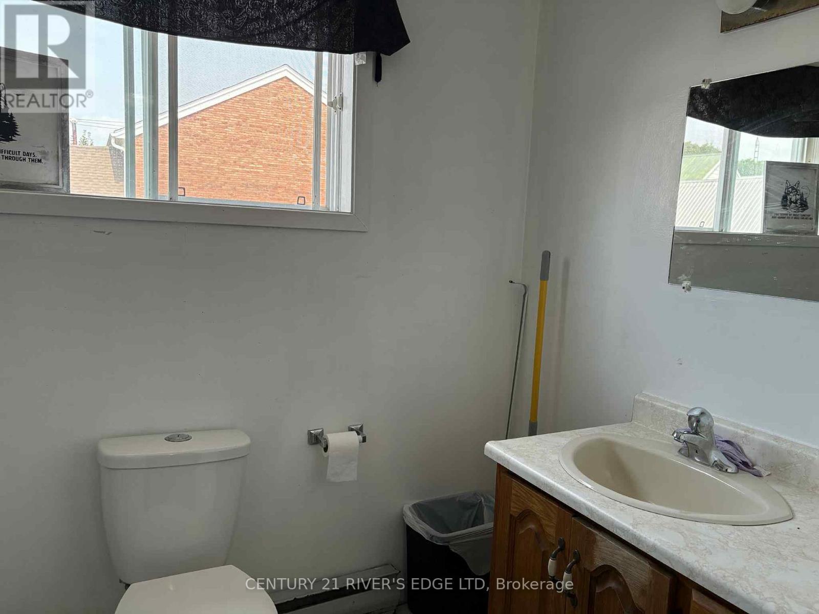Photo 5 of 28 32 Perth Street, Brockville ON