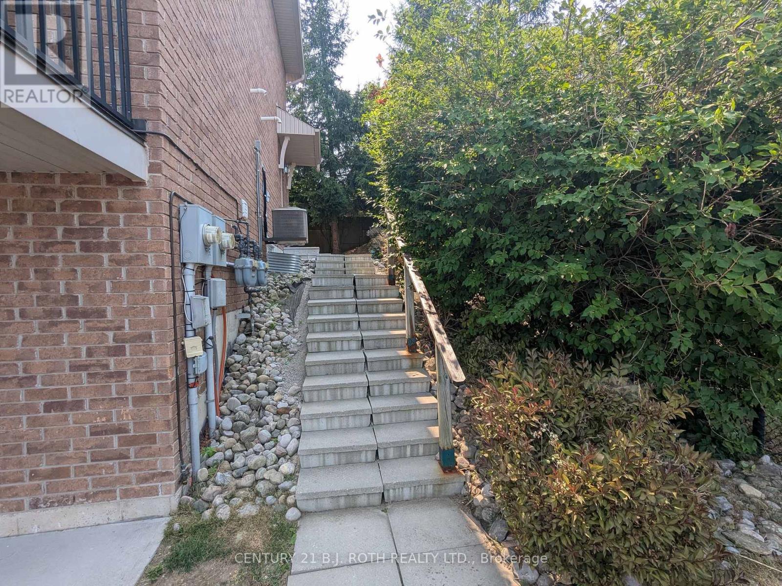 Photo 3 of 2 175 Stanley Street, Barrie ON