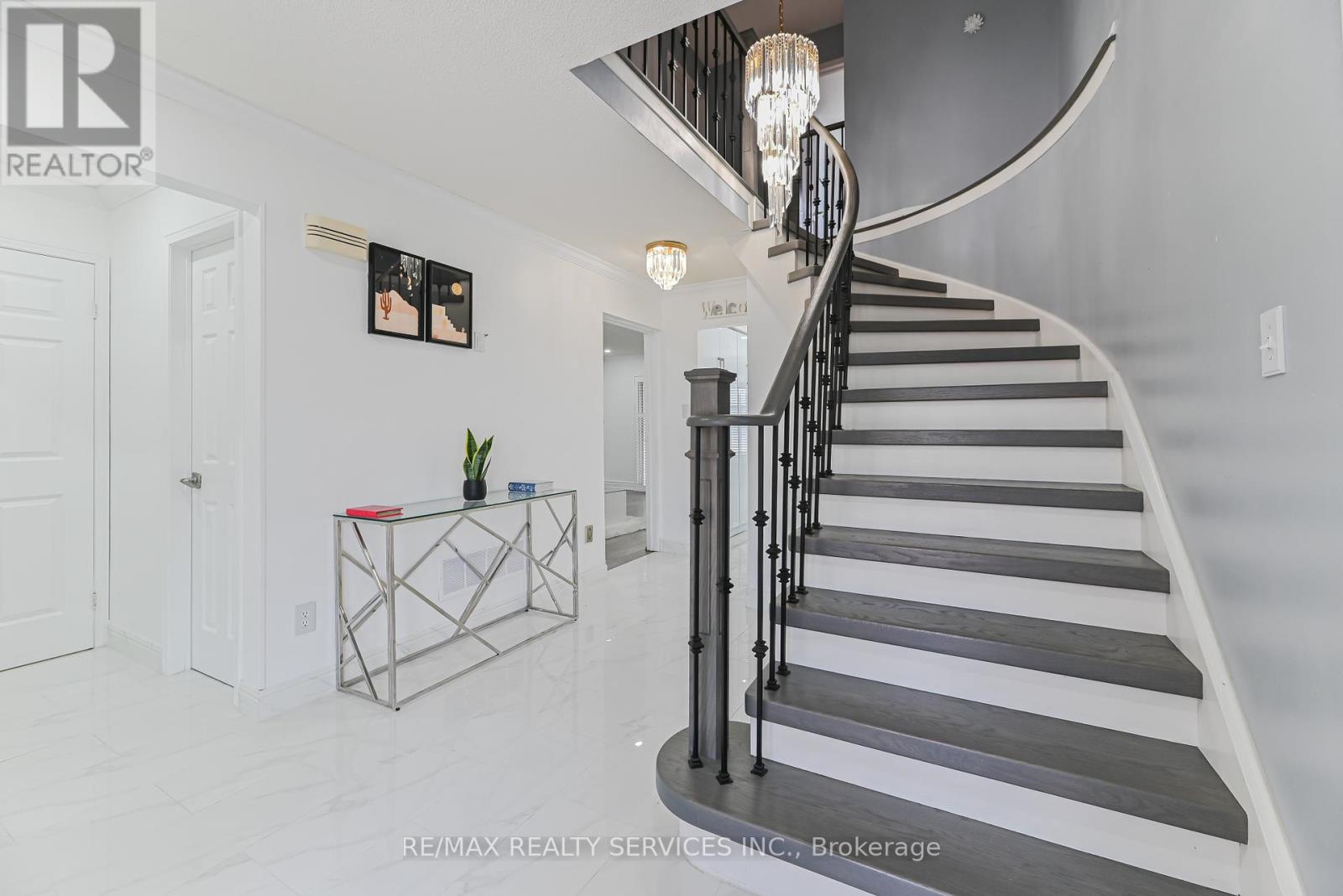 Photo 11 of 29 Leneck Avenue, Brampton ON