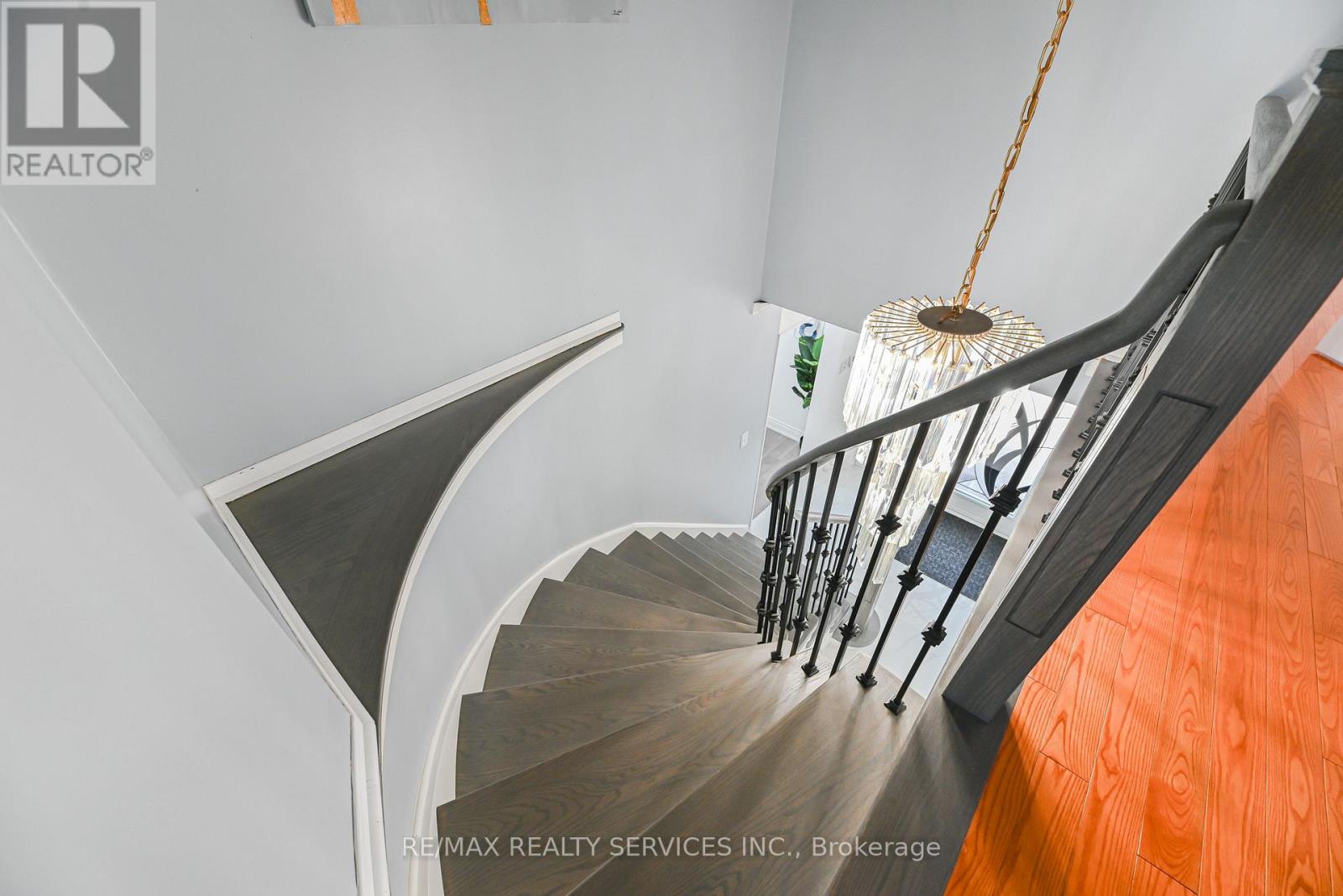 Photo 9 of 29 Leneck Avenue, Brampton ON