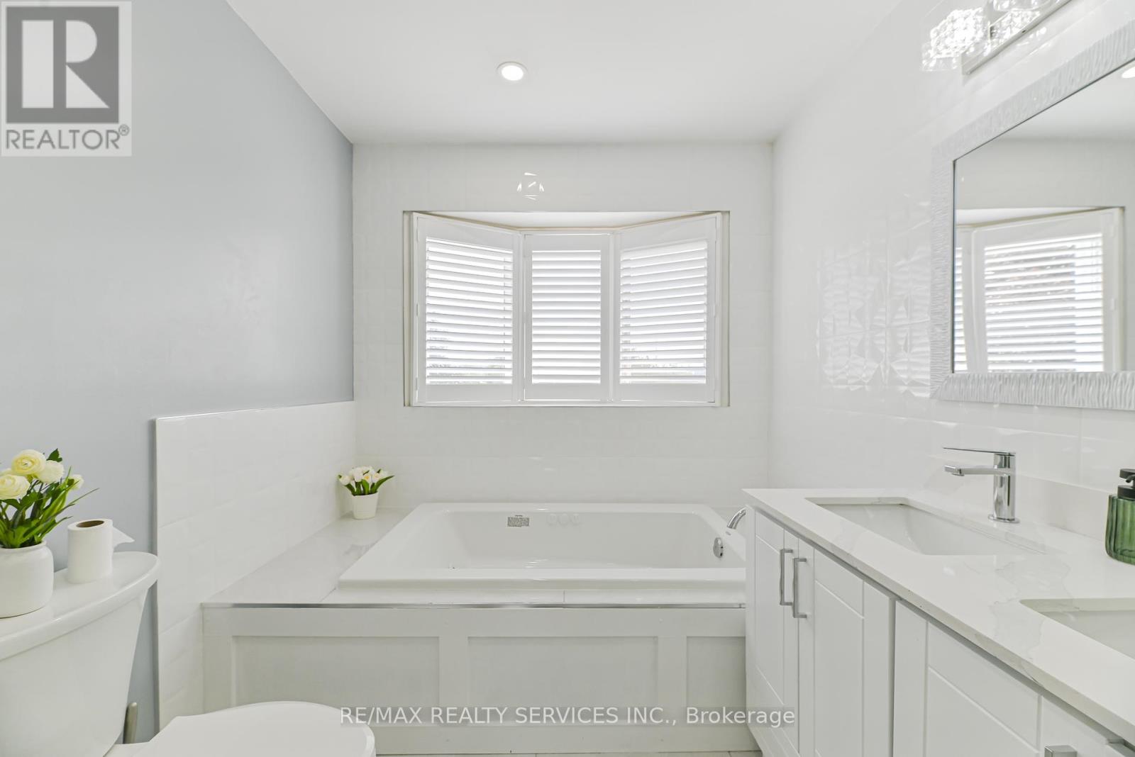Photo 4 of 29 Leneck Avenue, Brampton ON