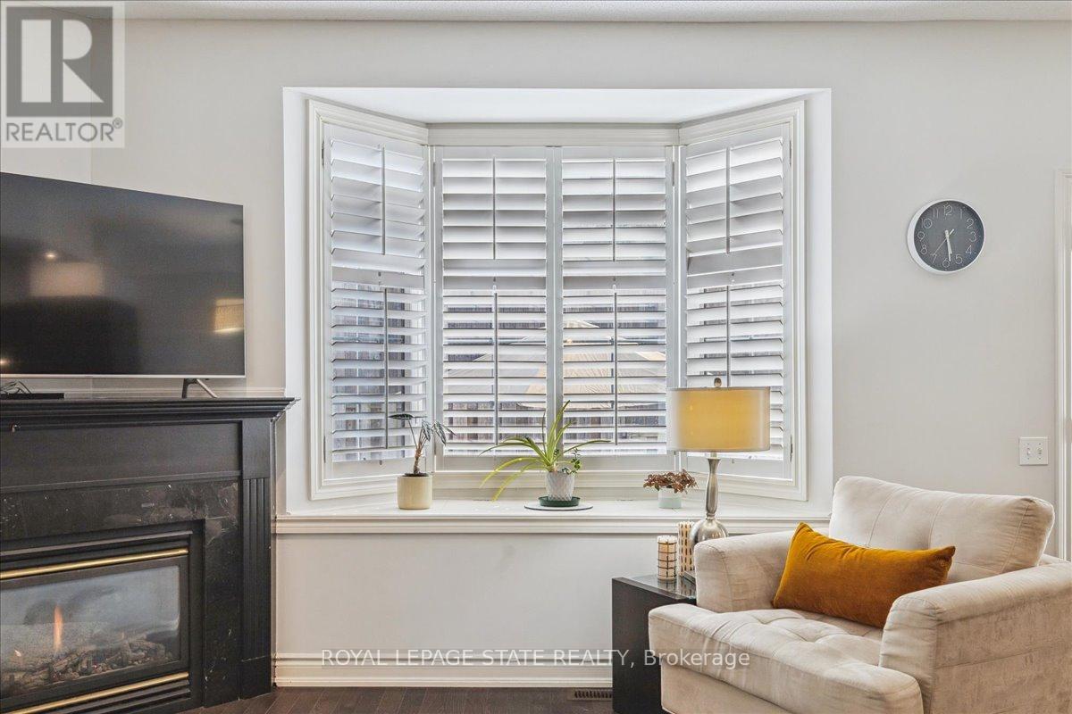Photo 7 of 72 5080 Fairview Street, Burlington ON