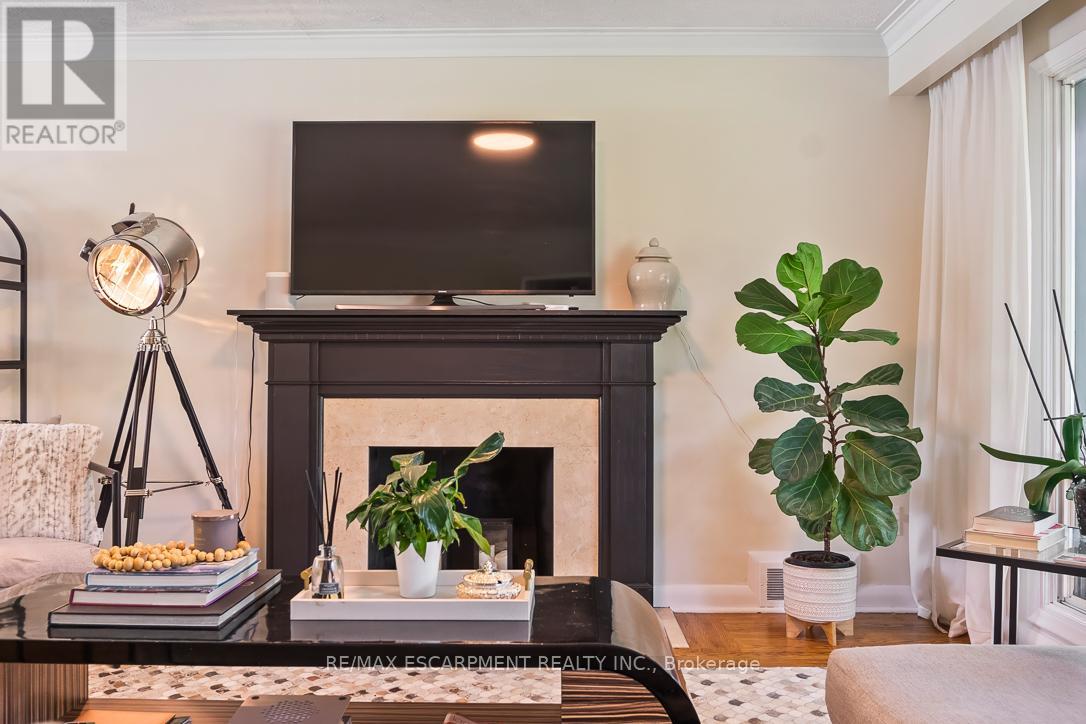 Photo 13 of 237 Albion Avenue, Oakville ON