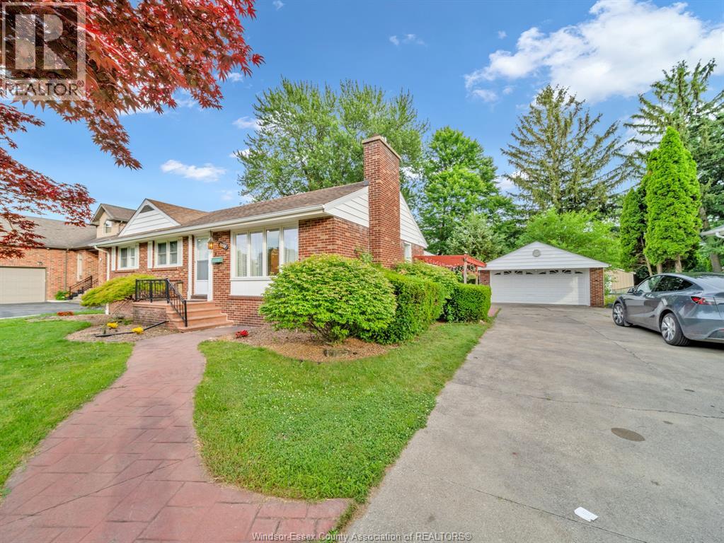 Photo 2 of 1045 Cabana Road West, Windsor ON
