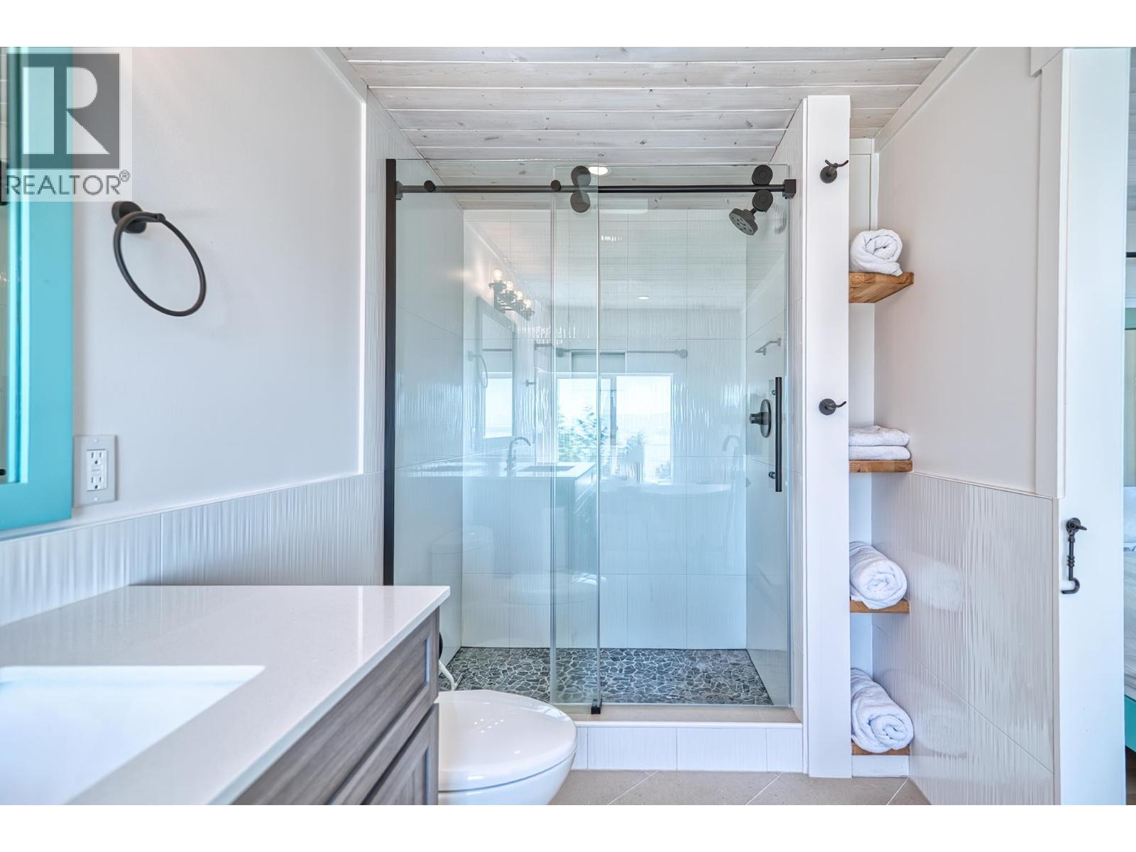 7949 REDROOFFS ROAD, Halfmoon Bay