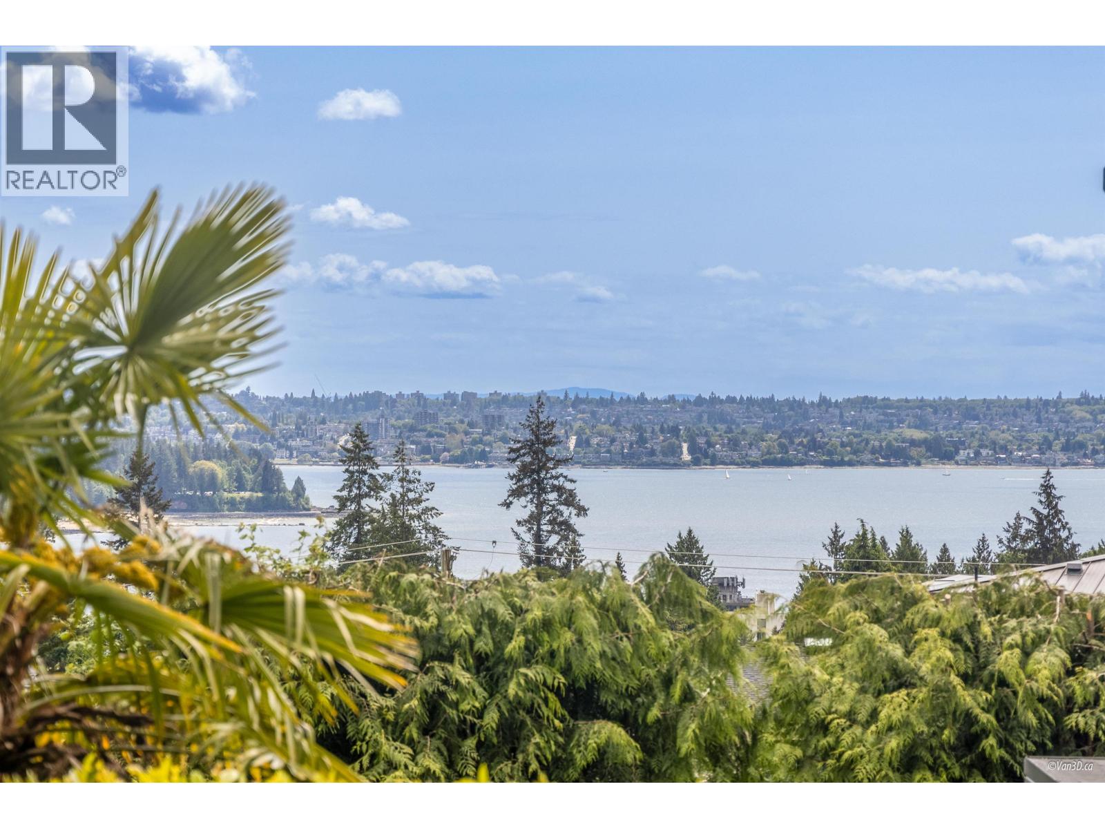 Photo 1 of 1752 Ottawa Place, West Vancouver BC