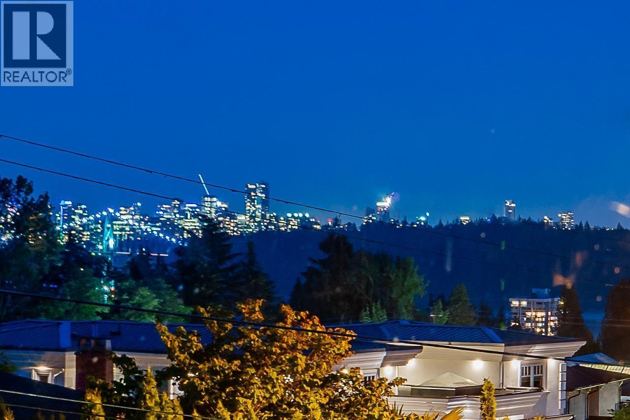 Photo 2 of 1752 Ottawa Place, West Vancouver BC