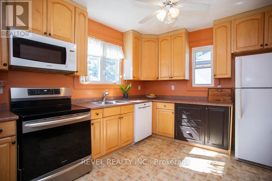 Photo 11 of 24 Hill Avenue, Brantford ON