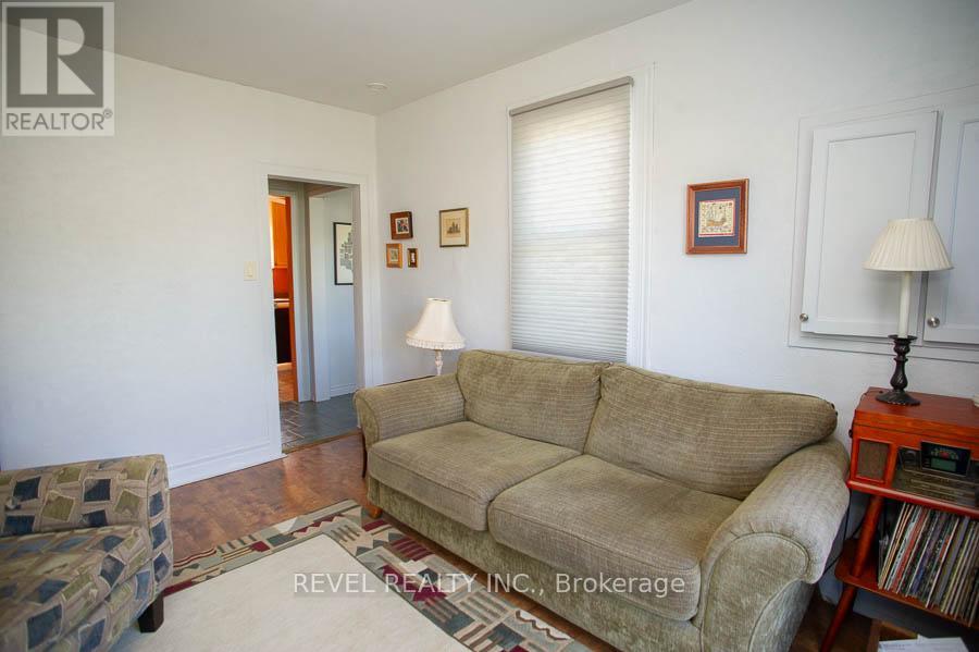 Photo 16 of 24 Hill Avenue, Brantford ON