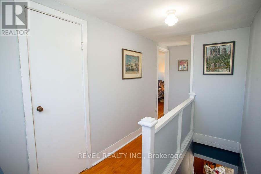 Photo 21 of 24 Hill Avenue, Brantford ON