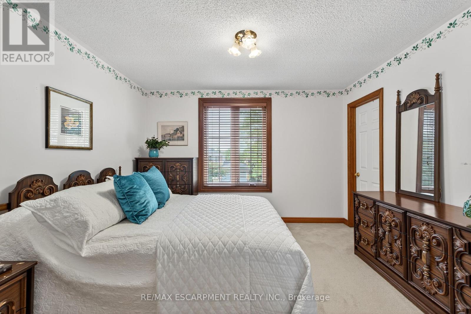 Photo 5 of 64 Summerdale Place, Hamilton ON