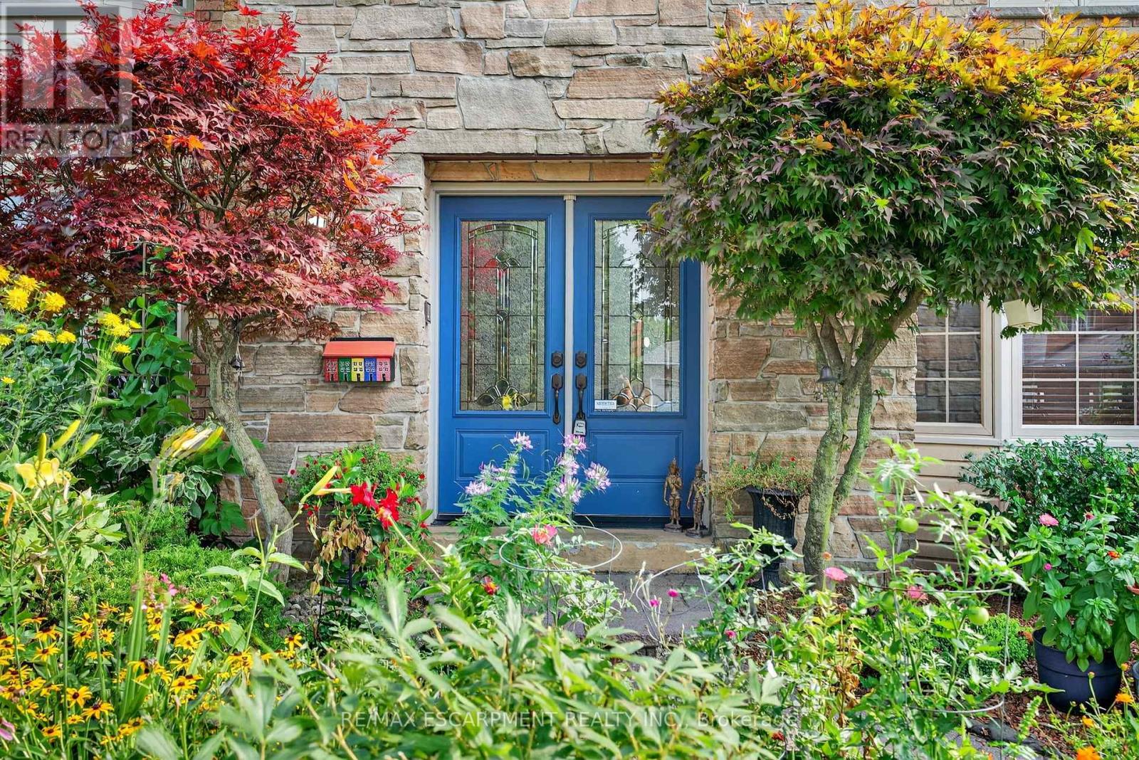 Photo 11 of 64 Summerdale Place, Hamilton ON