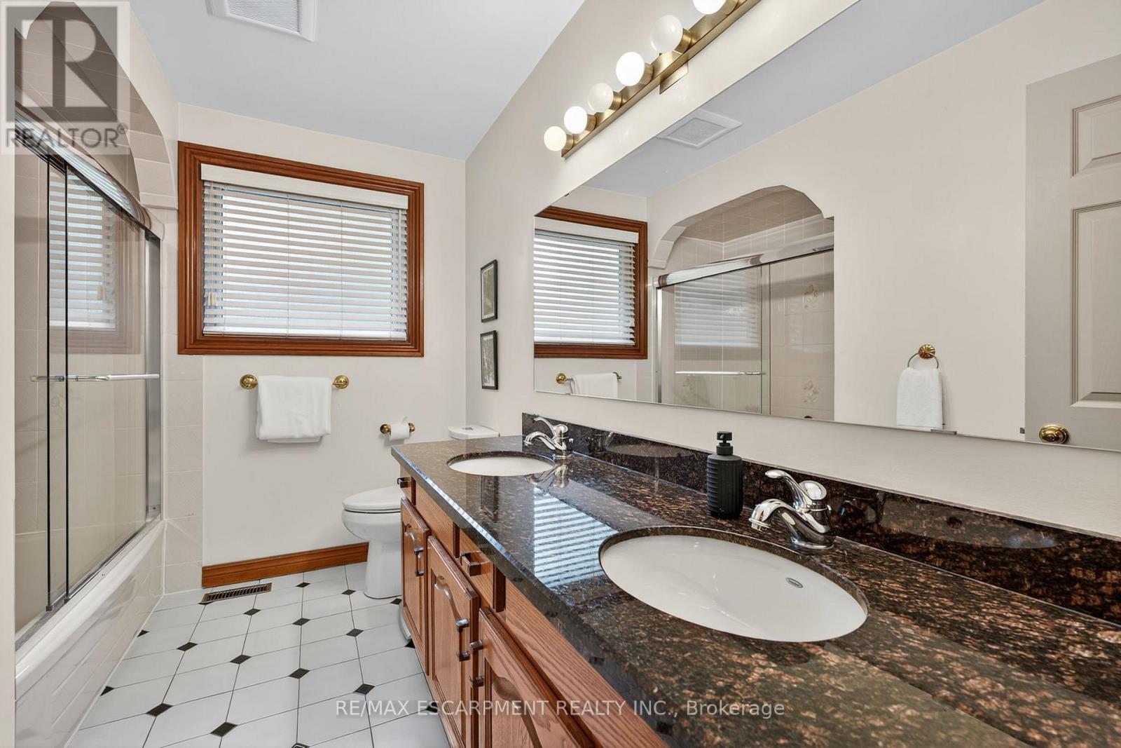 Photo 23 of 64 Summerdale Place, Hamilton ON