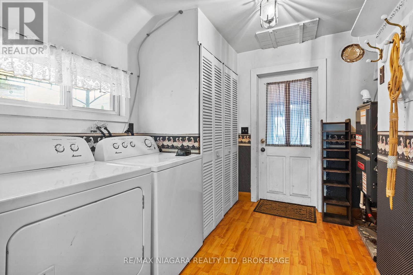 Photo 4 of 44 Park Street, Port Colborne ON